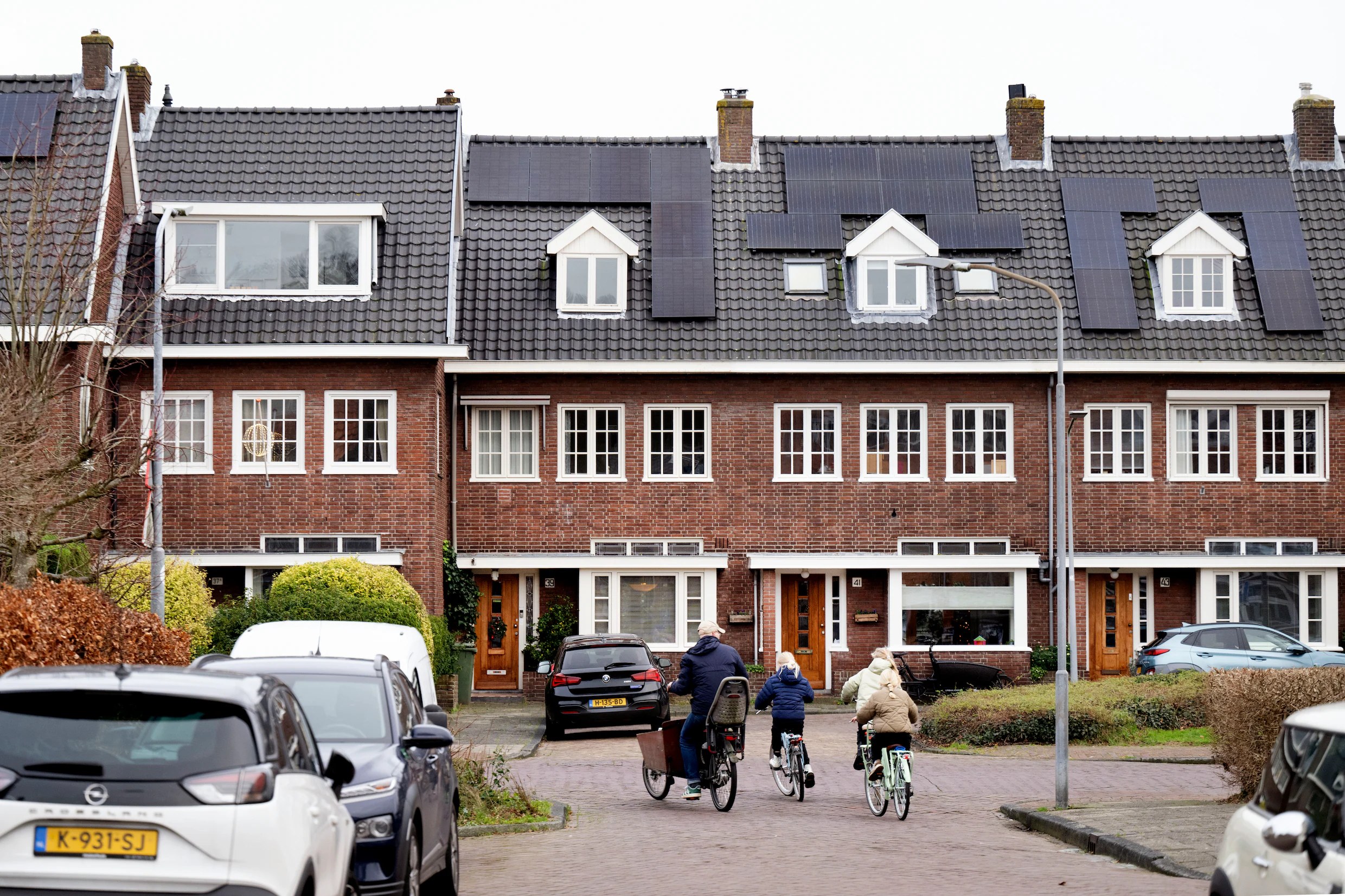 Straatbeeld in het Ramplaankwartier: een rij bakstenen woningen met op veel daken al PVT-panelen.